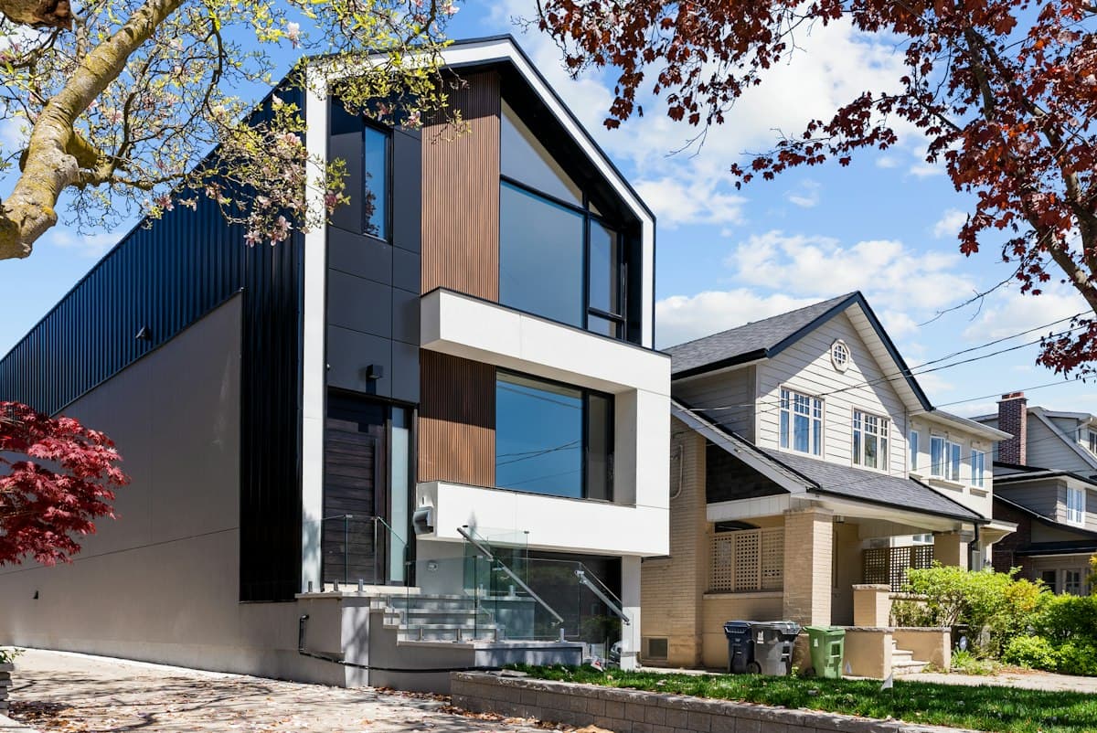 Casa moderna con revestimiento oscuro y ventanales