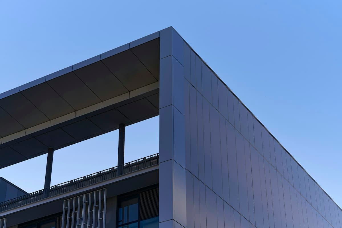 Edificio comercial moderno de líneas angulares