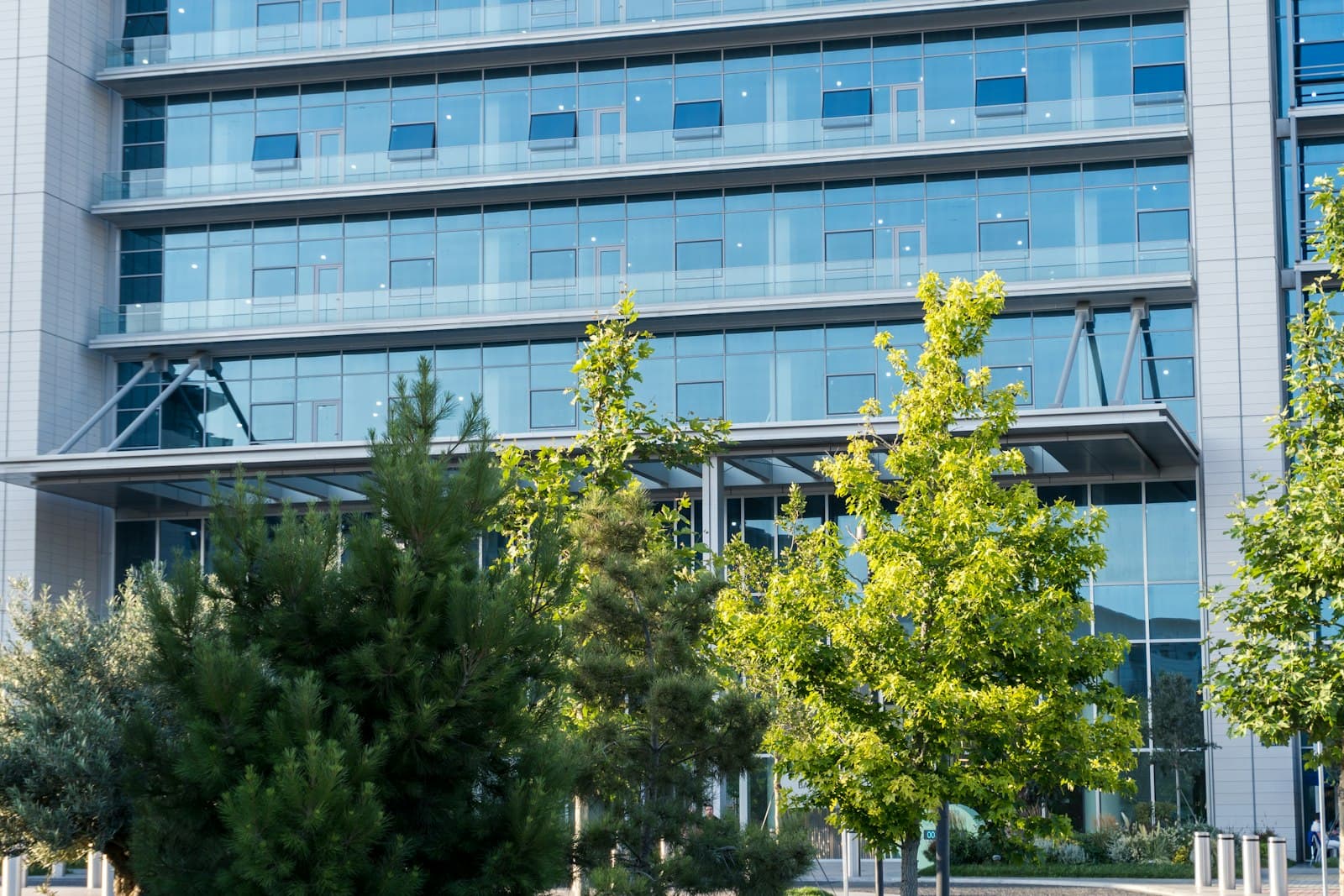 Edificio de oficinas con fachada de cristal y jardín