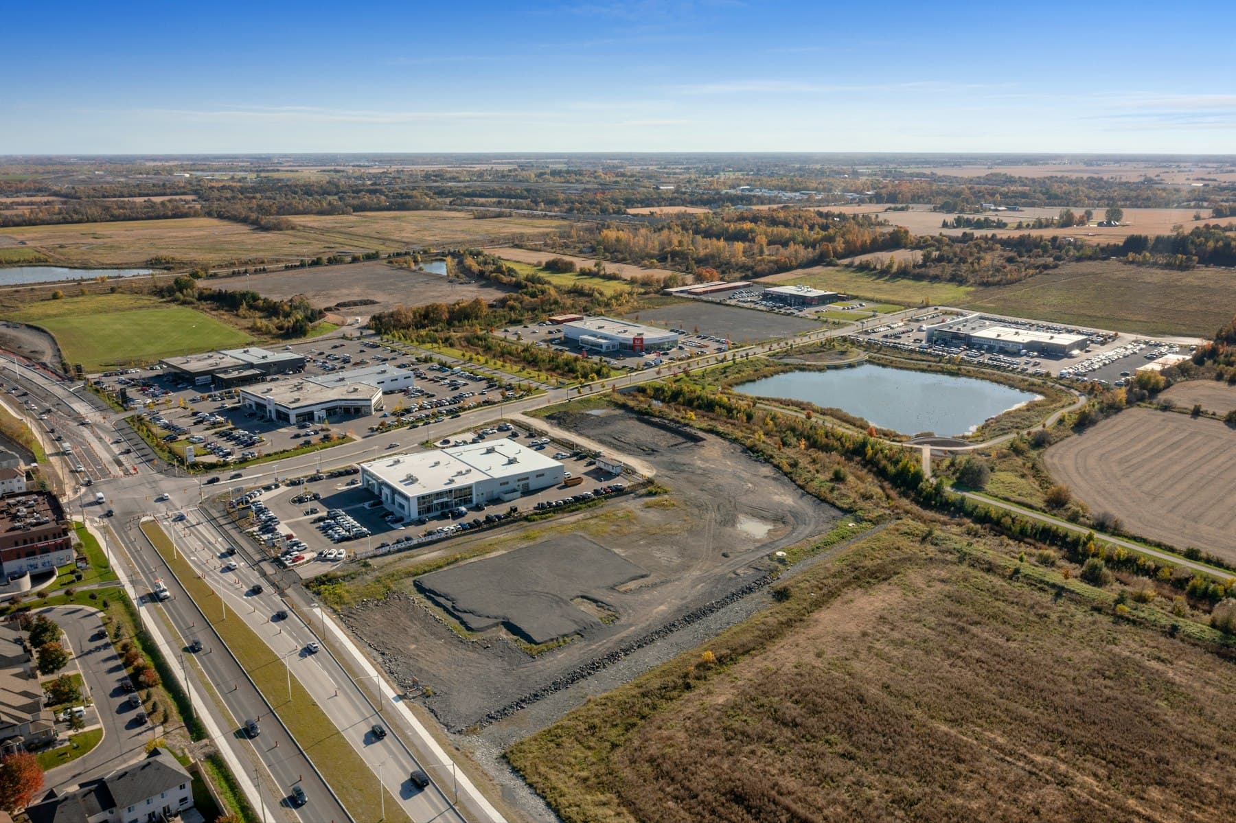 Vista aérea de un parque industrial con lotes disponibles junto a una vialidad