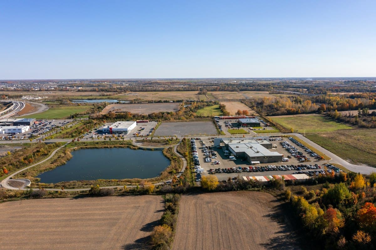 Vista aérea de un parque industrial con lotes disponibles